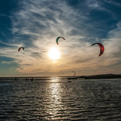 Velas de windsurf  volando al atardecer en Tarifa