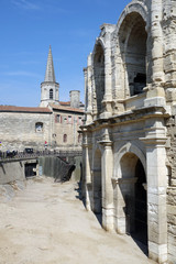 Arena und Kirche in Arles