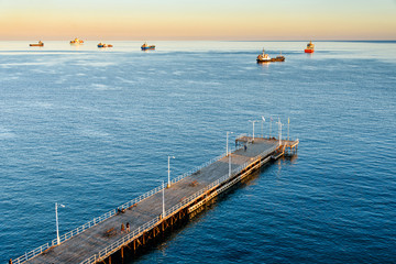 Obraz premium Widok z lotu ptaka na molo na zachód słońca