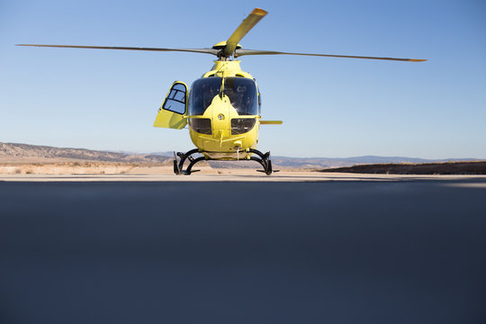 Helic&oacute;ptero Amarillo sobre cielo azul preparado para iniciar vuelo de ala rotatoria 
