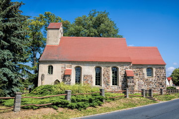hohenahlsdorf, deutschland - mittelalterliche feldsteinkirche in hohenahlsdorf