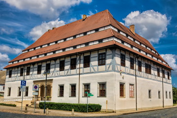 annaburg, deutschland - mittelalterliches amtshaus am marktplatz