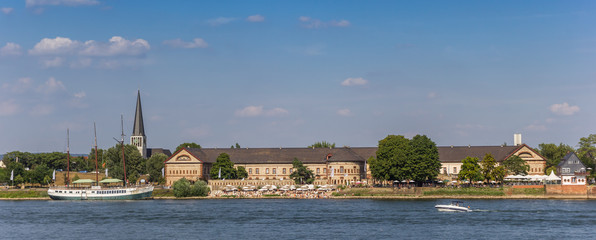 Obraz premium Panorama of a restaurant and ship at the river Rhine in Mainz, Germany