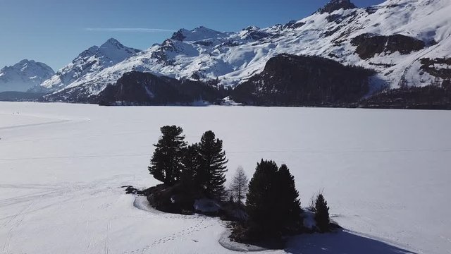 juste au dessus du lac gel&eacute; - Suisse