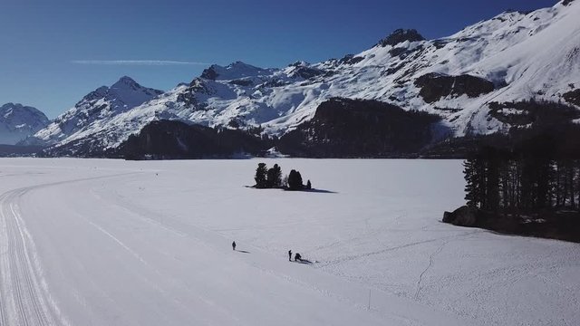 vue sur le lac gel&eacute; et les montagnes - Suisse