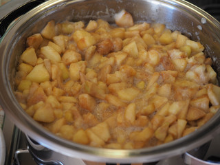 apple jam cooking