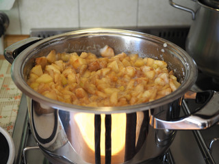 apple jam cooking
