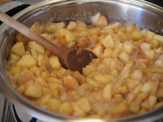 apple jam cooking
