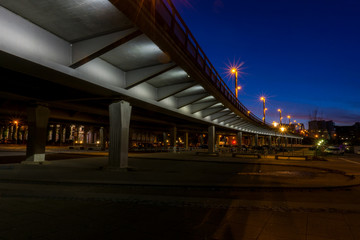 Brücke von unten in der Nacht