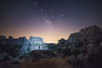 Vía Láctea y estrellas con paisaje rocoso