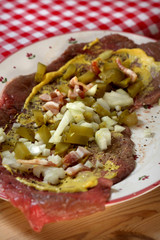 Rinderrouladen mit Füllung aus Zwiebeln, Speck , Gurke und Senf