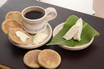 arepa de trigo venezolana con queso cuajado y taza de café caliente