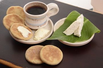 arepa de trigo venezolana con queso cuajado y taza de café caliente