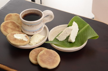 arepa de trigo venezolana con queso cuajado y taza de café caliente