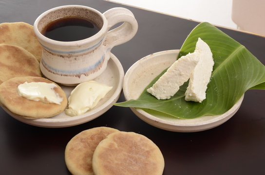 Arepa De Trigo Venezolana Con Queso Cuajado Y Taza De Café Caliente