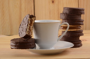 Alfajor dulce de leche argentina cobertura de chocolate oscuro con taza de café