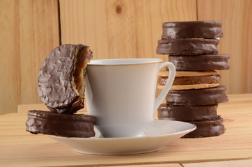 Alfajor dulce de leche argentina cobertura de chocolate oscuro con taza de café