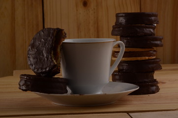 Alfajor dulce de leche argentina cobertura de chocolate oscuro con taza de café