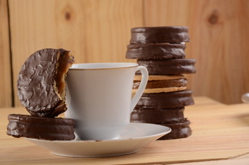 Alfajor dulce de leche argentina cobertura de chocolate oscuro con taza de café