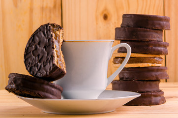 Alfajor dulce de leche argentina cobertura de chocolate oscuro con taza de café