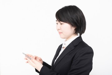 スマホを操作する女性