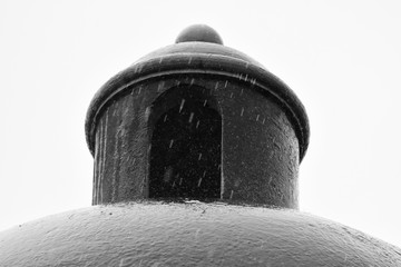 Gotas de lluvia cayendo sobre una c&uacute;pula de una casa con un contraste medio en blanco y negro