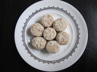 Small cookies rolled in ground nuts.