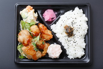 鶏の唐揚げ弁当