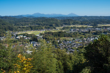 霧島連山をバックに蒲生の町並み