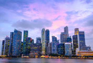 Fototapeta premium singapur finansowe nowoczesne szklane budynki w nocy