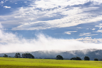 日本・北海道東部の国立公園、朝の弟子屈町
