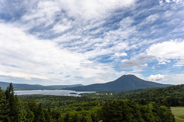日本・北海道東部の国立公園、阿寒湖と雄阿寒岳