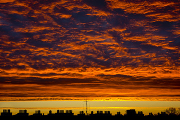Obraz premium Sky with red clouds in the city at sunrise.