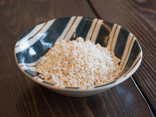乾燥した米麹。飲む点滴と言われる甘酒の原材料。