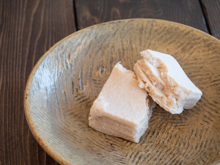 板状の酒粕。飲む点滴と言われる甘酒の原材料。