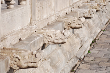 Part of the Chinese traditional decoration of buildings in the form of a dragon's head of plain concrete.