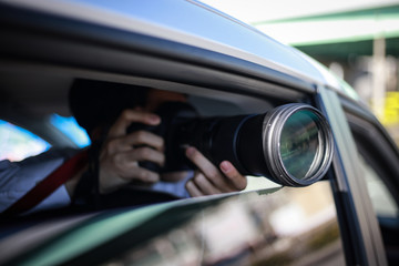 車内から写真を撮る男性