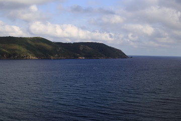 Punta del golfo di Lacona, Isola Elba, Italia con alberi e nuvole bianche