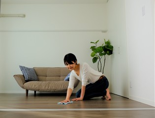 掃除をする女性