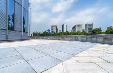Fototapeta premium Panoramic skyline and buildings with empty square floor.