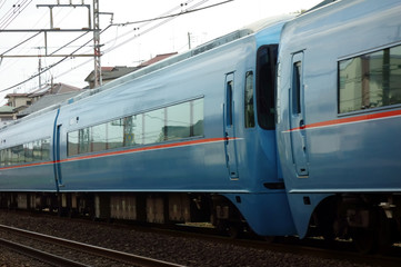 都市と観光地を結ぶ、最新のスタイリッシュな行楽用の電車