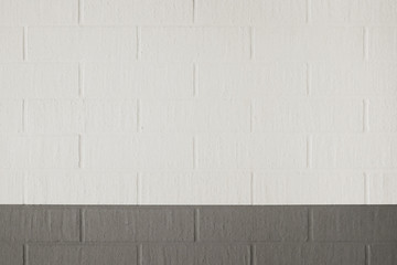 白とグレーに塗られたレンガ壁