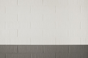 白とグレーに塗られたレンガ壁