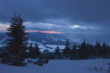 Zimowa sceneria Niskich Tatr na Słowacji