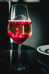 rote Beeren in einem Cocktail Glas auf einem Tisch