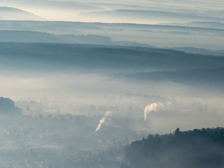 photo aérienne de la vallée de la Seine dans la brume à Vernon dans l'Eure en France