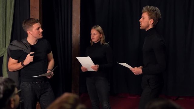 Actors on the stage conduct trenuvannyu vistupu z scenarіm