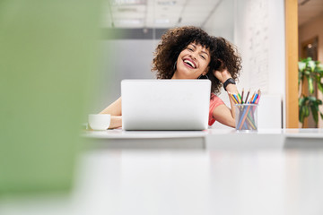 Fröhliche Business Frau als Trainee am Laptop