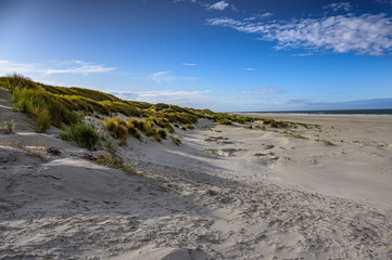 Der endlose Strand der Nordseeinsel Juist bei schönem Wetter