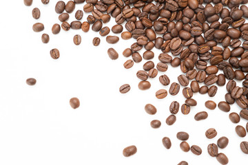 Naklejka premium Ziarna kawy na białym tle.